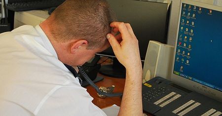 Na nic kolejne ostrzeżenia. Najpierw nabrali go "na wnuczka", teraz "na policjanta"