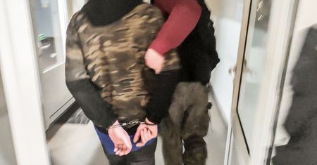 Brutalny napad na kobietę. Bili i kopali 56-latkę. Kiedy upadła, okradli ją