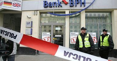Po napadzie na bank w Warszawie - policja sporządza portrety bandytów