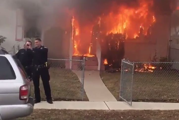 Dom płonął, a policjanci robili sobie selfie