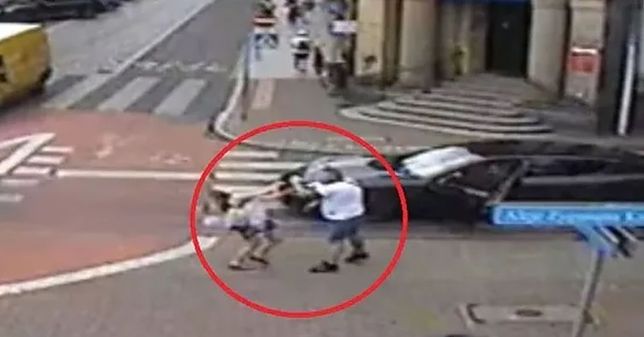 Kamera monitoringu nagrała, jak mężczyzna uderza kobietę