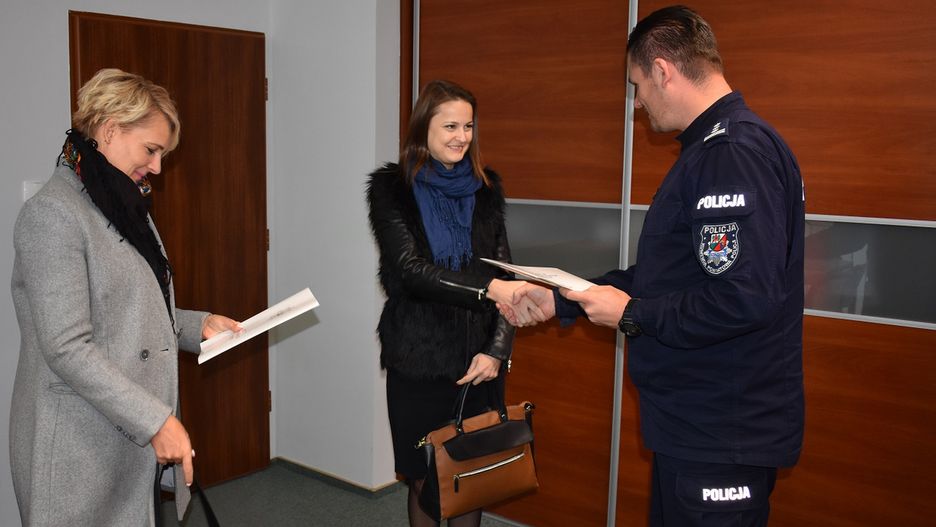 Komendant złożył podziękowania pracownicom banku