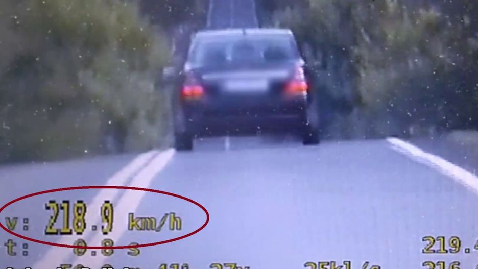 Właściciel mercedesa jechał z prędkością bliską 220 km/h.