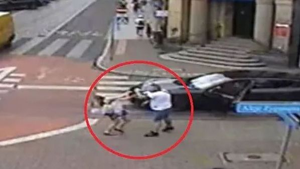 Kamera monitoringu nagrała, jak mężczyzna uderza kobietę