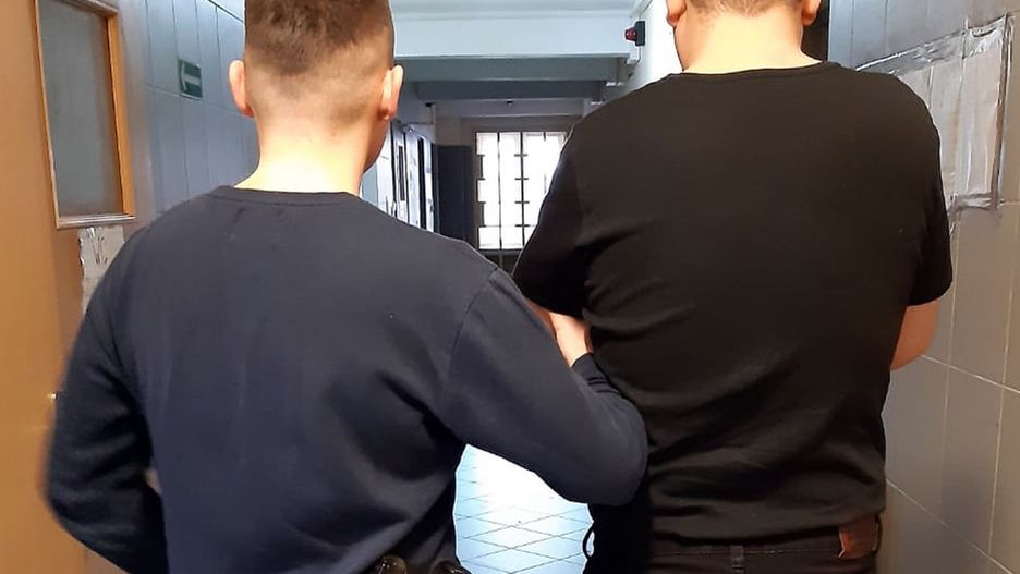 Warszawa. Policjant z zatrzymanym "fałszywym kurierem" 