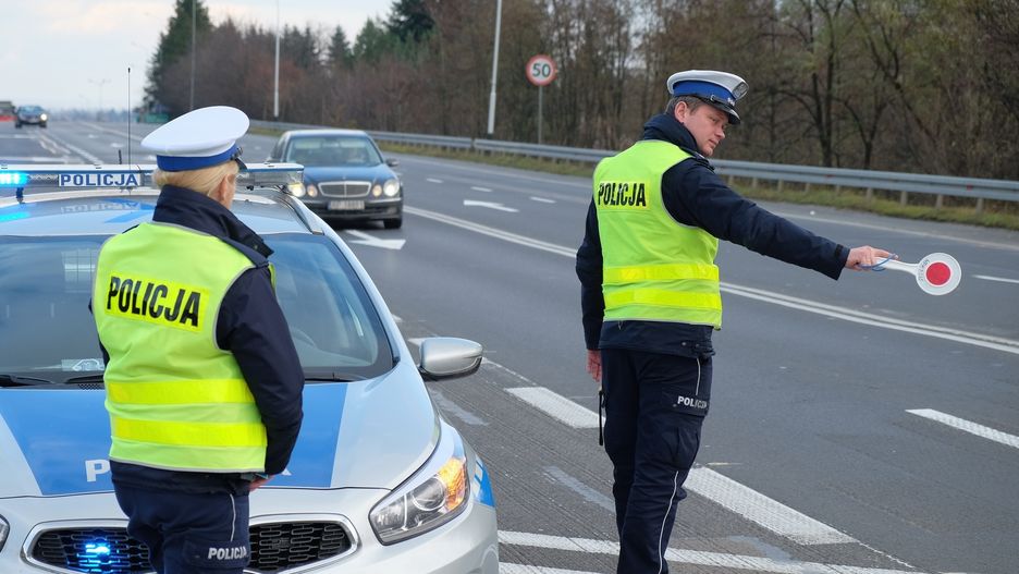 Podczas rutynowej kontroli drogowej w bagażniku znaleziono zwłoki