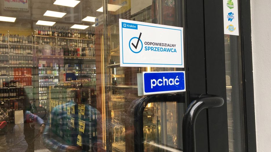 Taka nalepka na drzwiach sklepu wskaże, czy kupisz w nim alkohol po 22