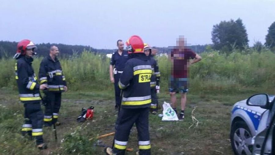 Strażacy i policjanci pomogli mężczyźnie