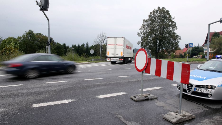 Namysłów. Droga krajowa nr 39 jest nieprzejezdna. Policja wyznaczyła objazdy (zdj. ilustracyjne)