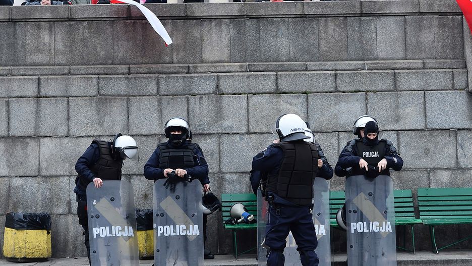 Policjanci przed Pałacem Kultury i Nauki podczas przygotowań do marszu 11 listopada 2018 r.