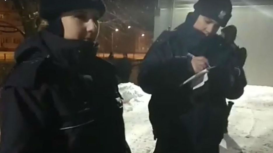 Policjanci interweniują po bazgraniu na śniegu