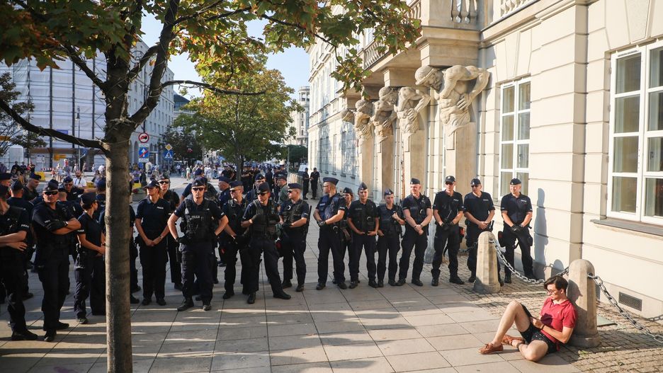 Policjanci podczas demonstracji antywojennej w Warszawie 1 września tego roku