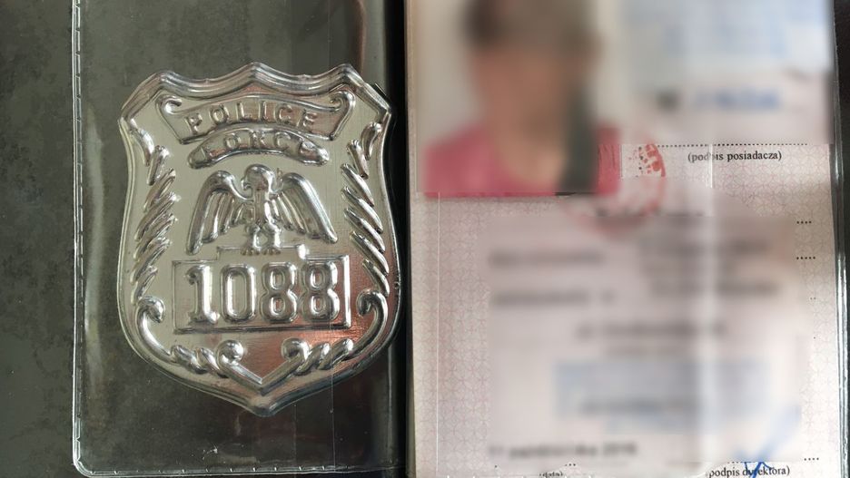 Podrobione dokumenty i odznaki "policjantek"