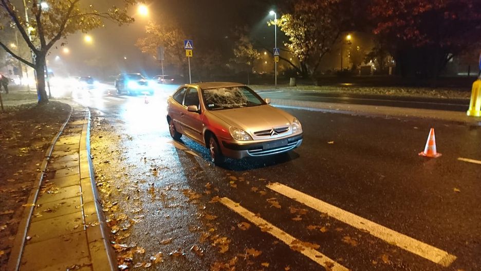 Pieszy przechodzący przez ulice Sokratesa w Warszawie trafił do szpitala