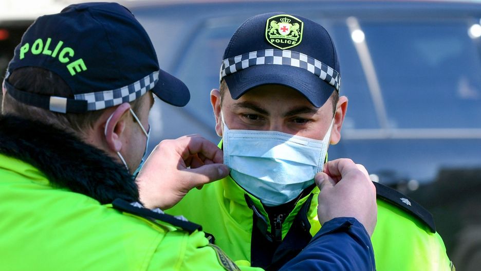 Koronawirus z Chin. Polska policja wzorem innych formacji zachodnich może zacząć używać maseczek ochronnych