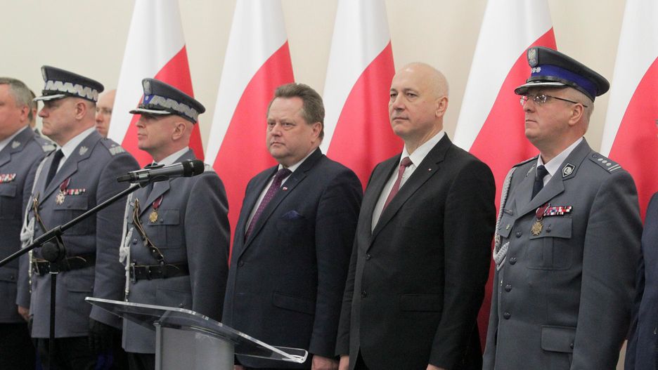 Policjanci maja płacić z własnej kieszeni za część umundurowania