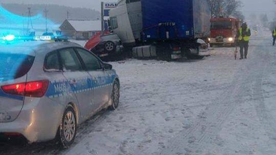 Na Podlasiu toyota zderzyła się z ciężarówką