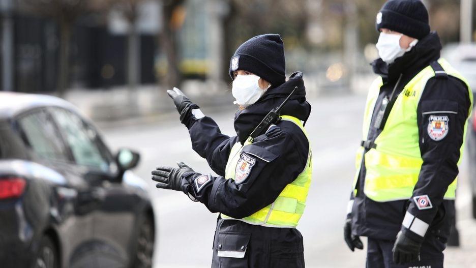 W związku z epidemią koronawirusa zaostrzono przepisy. Policjanci zapowiadają skrupulatne kontrole 