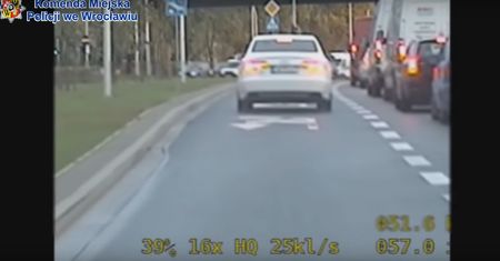 Nagranie z Wrocławia. Zaskoczyli kierowcę audi. Chciał ominąć sznur aut