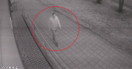 Mężczyzna napadł na dziecko na klatce schodowej. Opublikowano jego wizerunek
