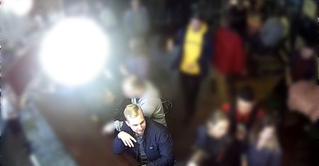 Dźgnął nożem, bo oblał go drinkiem. Znasz tę osobę? Policja szuka sprawcy