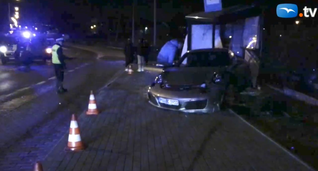 Porsche wjechało w przystanek w Gdańsku. Kobieta ranna, kierowca uciekł