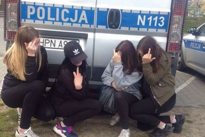 Zrobiły selfie z radiowozem i pobiły koleżankę. Policja "upokorzyła" agresywne nastolatki