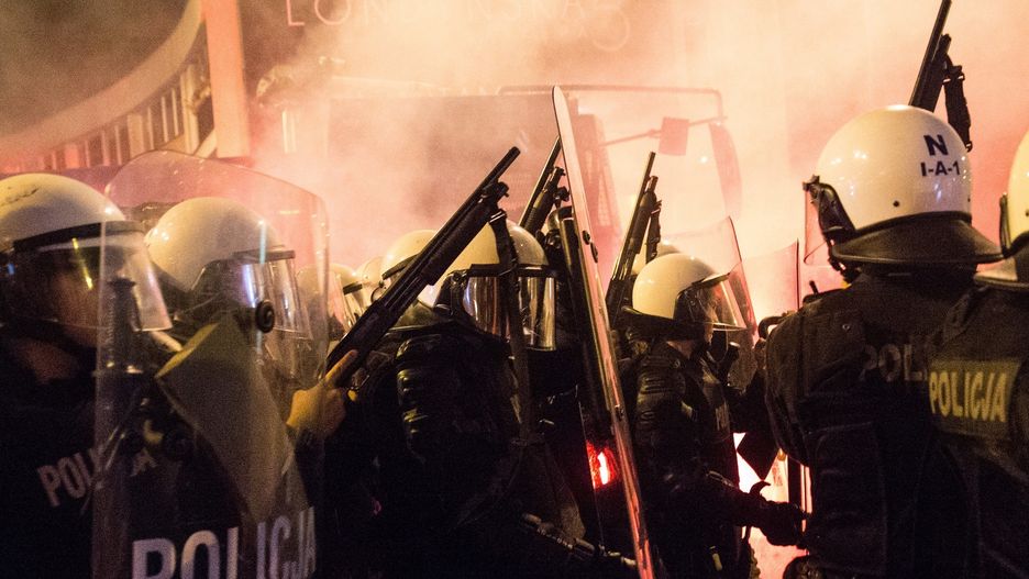 Marsz Niepodległości w ubiegłym roku. Teraz policja ma problem ze skompletowaniem ochrony.