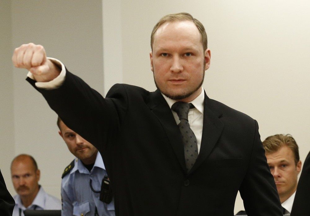 Szokujące doniesienia. Złapano Breivika z bronią 2 lata przed masakrą