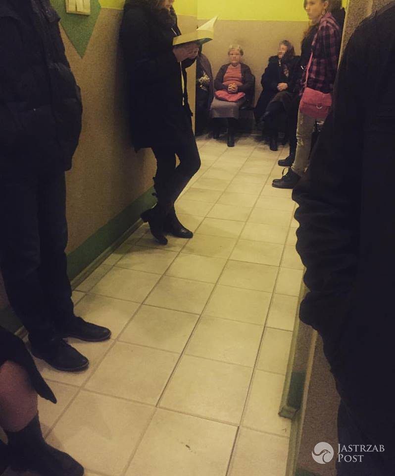 Ewa Mielnicka w kolejce u laryngologa