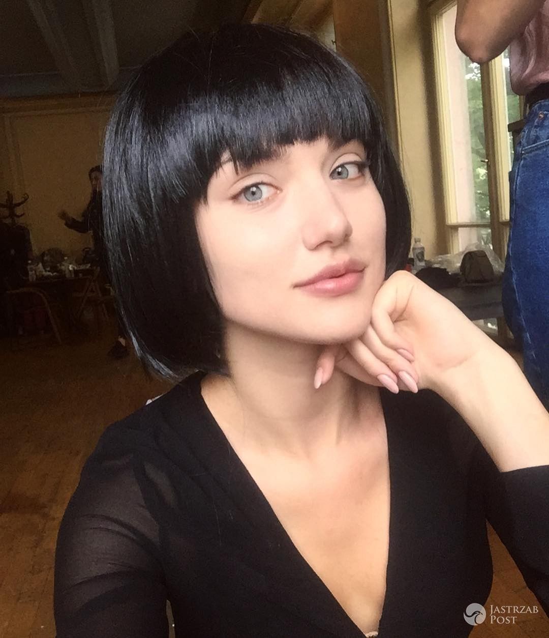 Marta Sędzicka w czarnej peruce