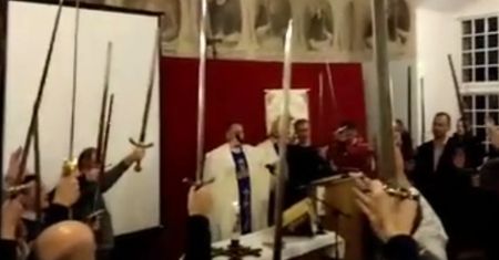 To wideo wywołało burzę. Dziwne spotkanie z duchownymi