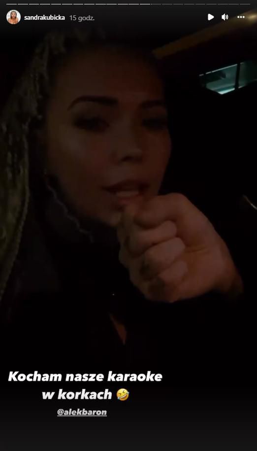 Sandra Kubicka wygłupia się w aucie