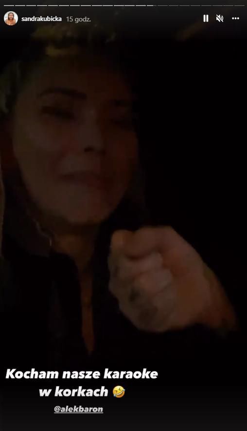 Sandra Kubicka wygłupia się w aucie