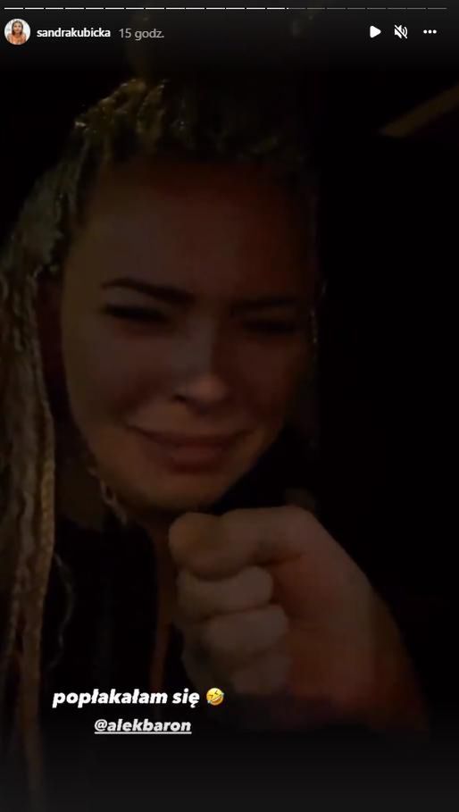 Sandra Kubicka wygłupia się w aucie