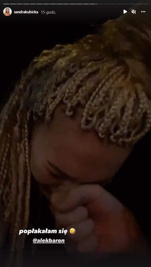 Sandra Kubicka wygłupia się w aucie