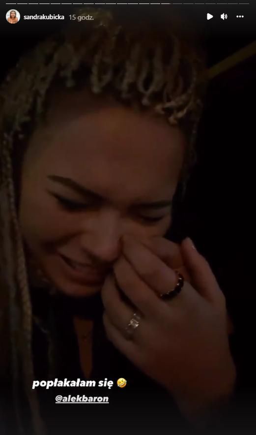 Sandra Kubicka wygłupia się w aucie