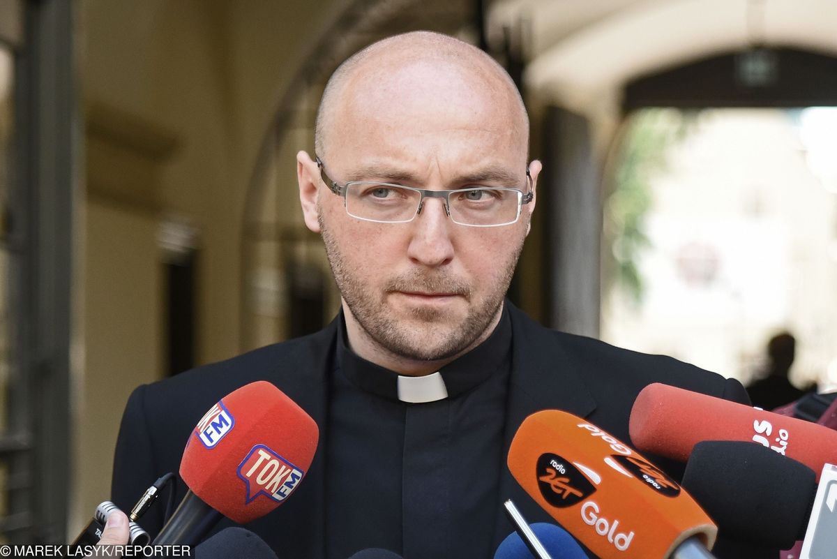 "Tylko nie mów nikomu". Ruszy fundusz kościelny wspierający ofiary? "Biskupi już o tym rozmawiają"