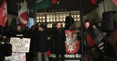 Manifestacje przed Pałacem Prezydenckim. Naprzeciwko siebie narodowcy i Obywatele RP