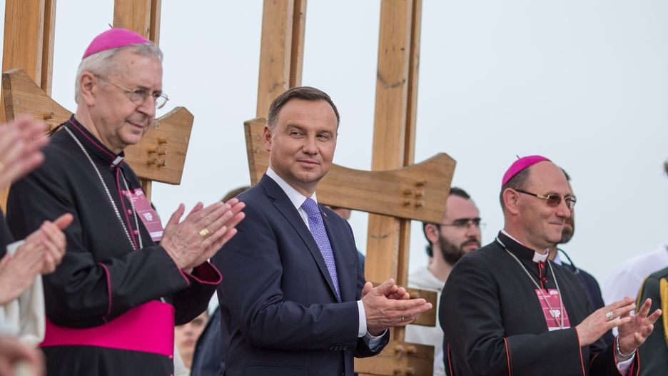 Prezydent RP Andrzej Duda w otoczeniu biskupów w Lednicy