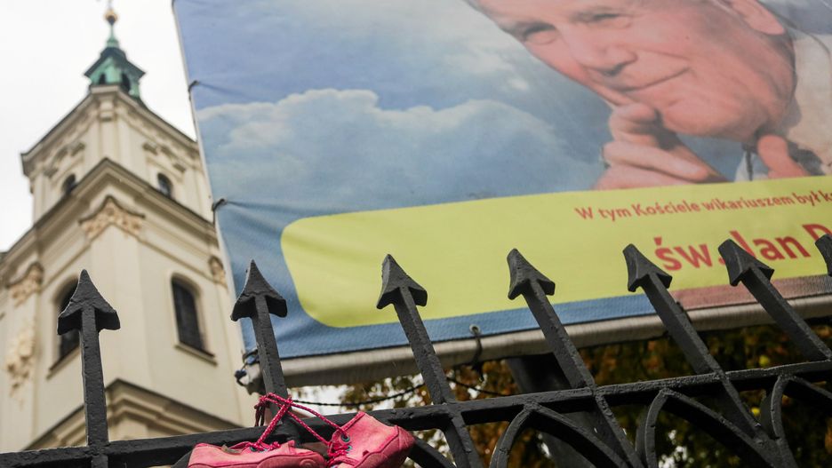 Dziecięce buty powieszone na ogrodzeniu kościoła św. Floriana w Krakowie w ramach akcji przeciw pedofilii księży