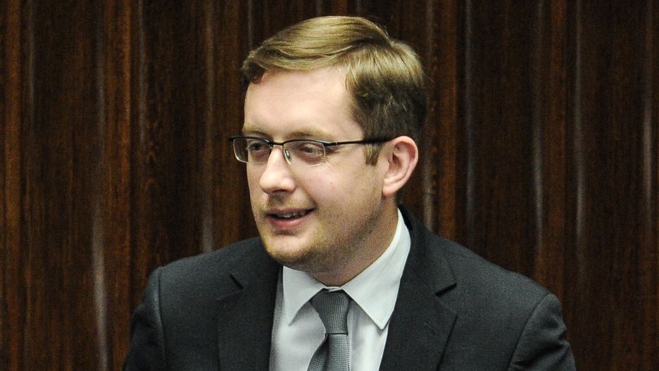 Robert Winnicki na mównicy sejmowej.