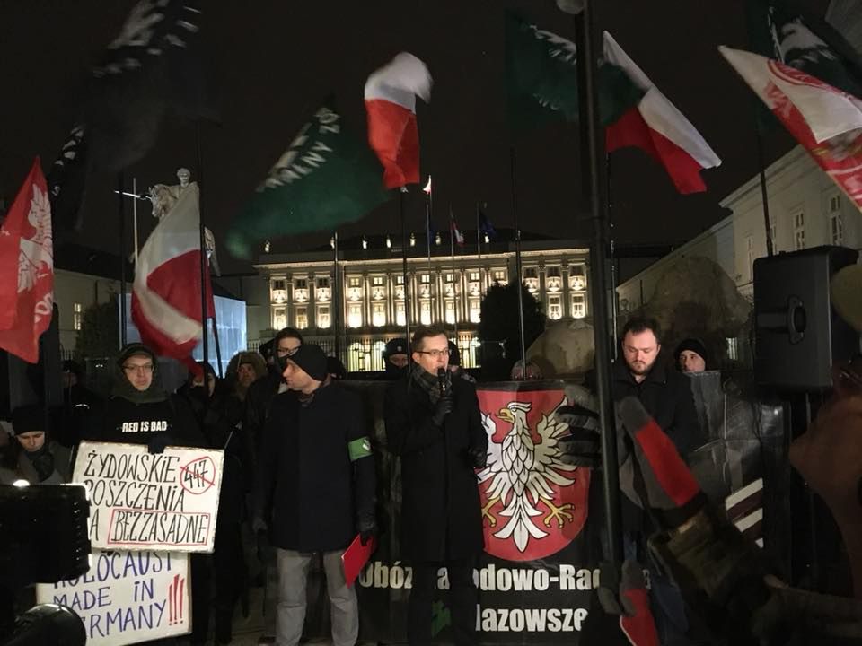 Manifestacje przed Pałacem Prezydenckim. Naprzeciwko siebie narodowcy i Obywatele RP