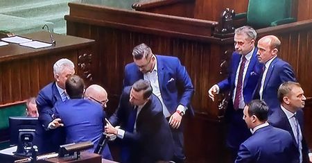 Poseł Robert Kropiwnicki zasłabł na sejmowej mównicy