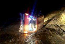 14-letni kierowca Tico uciekał przed policjantami. Przewrócił samochód