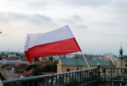 Dzień Flagi. Najlepiej umieścić ją na balkonie lub w oknie. Ma być czysta i niepognieciona, nie należy po niej pisać