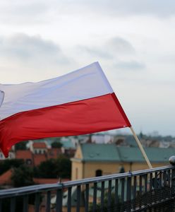 Dzień Flagi. Najlepiej umieścić ją na balkonie lub w oknie. Ma być czysta i niepognieciona, nie należy po niej pisać