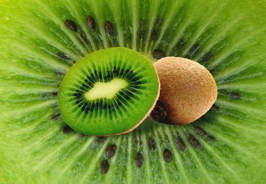 Palisz, pijesz i żyjesz w ciągłym stresie? Jedz dużo kiwi!