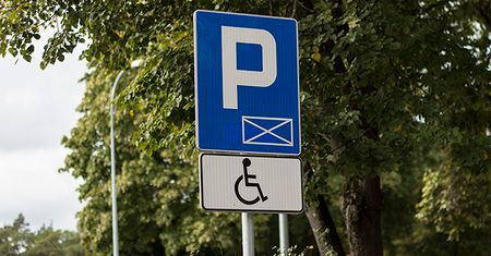 Mimo wysokich kar nie brakuje nielegalnie parkujących na "kopertach"