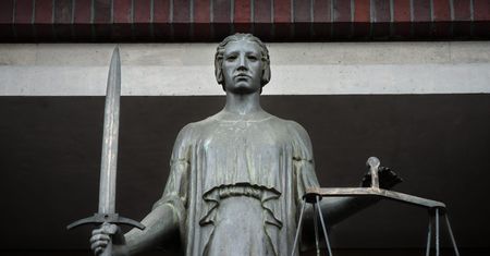 Wulgarne napisy na gmachu sądu we Wrocławiu. Efekt kampanii PiS?